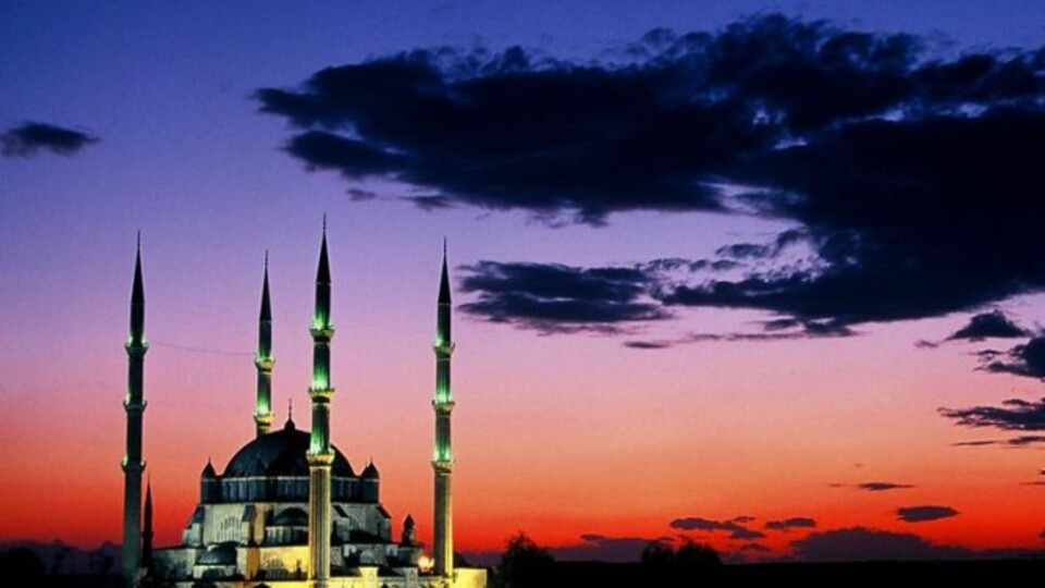 Ezan okunurken su içmek orucu bozar mı?
