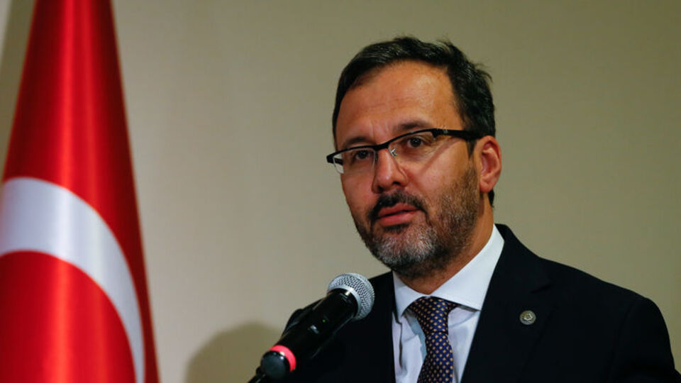 Bakan Kasapoğlu, Taha Akgül'ü kutladı