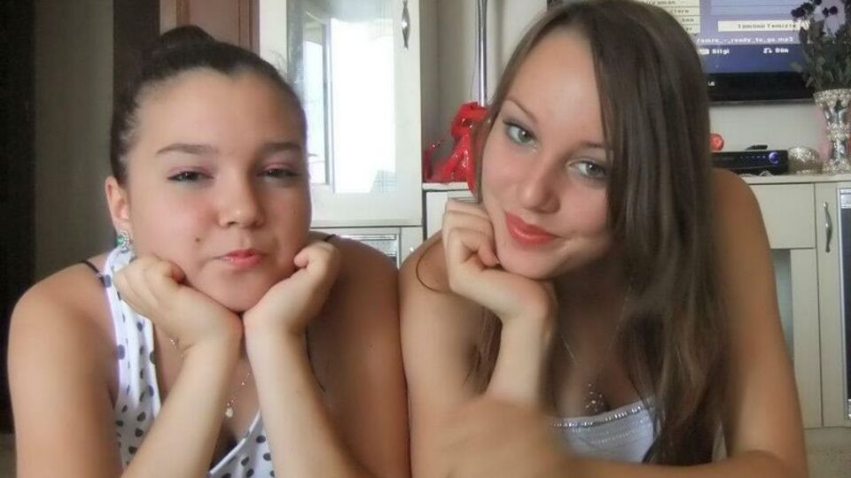 Annelerini öldüren kız kardeşlere 'ağır tahrik' indirimi