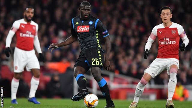 Arsenal, bir taraftarın Napolili Koulibaly'ye ırkçı ifadelerle hakaret ettiği videoyu soruşturacak