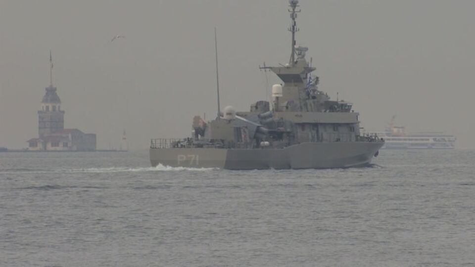 Yunan savaş gemisi boğazlardan geçti!