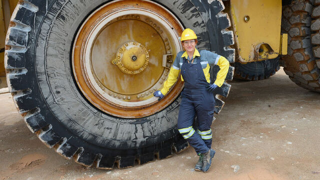 "Dev kaya kamyonu"nun kadın operatörü
