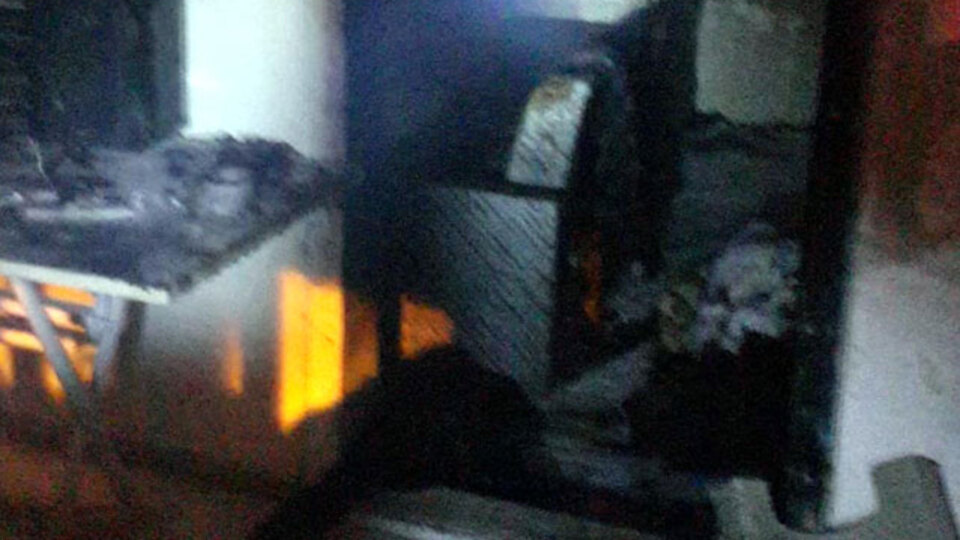 Babasının evini kundakladı