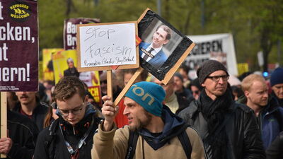 Irkçılara karşı karşıya geldiler