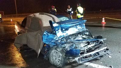 Otomobil TIR'a çarptı: 2 ölü, 1 yaralı