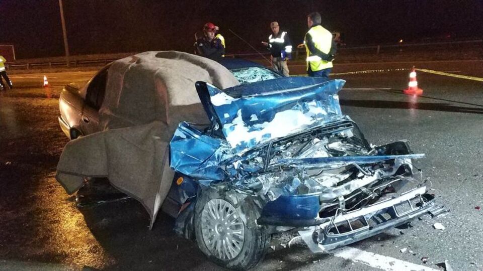 Otomobil TIR'a çarptı: 2 ölü, 1 yaralı