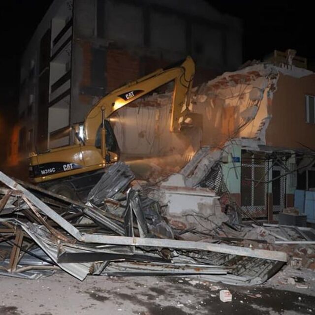 Tahliye edilen bina yıkıldı