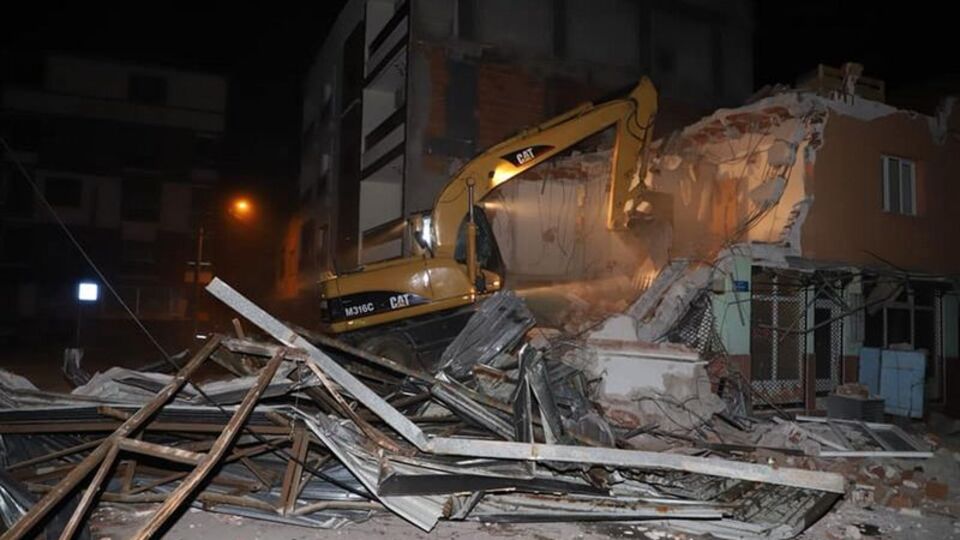Tahliye edilen bina yıkıldı