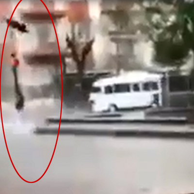 İnanılmaz olay! Rögar kapağına yıldırım düştü