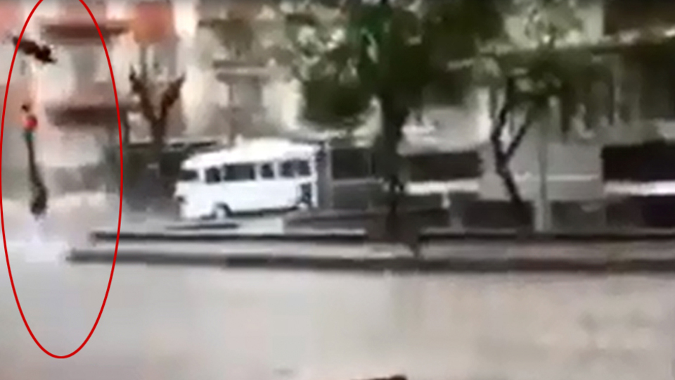 İnanılmaz olay! Rögar kapağına yıldırım düştü