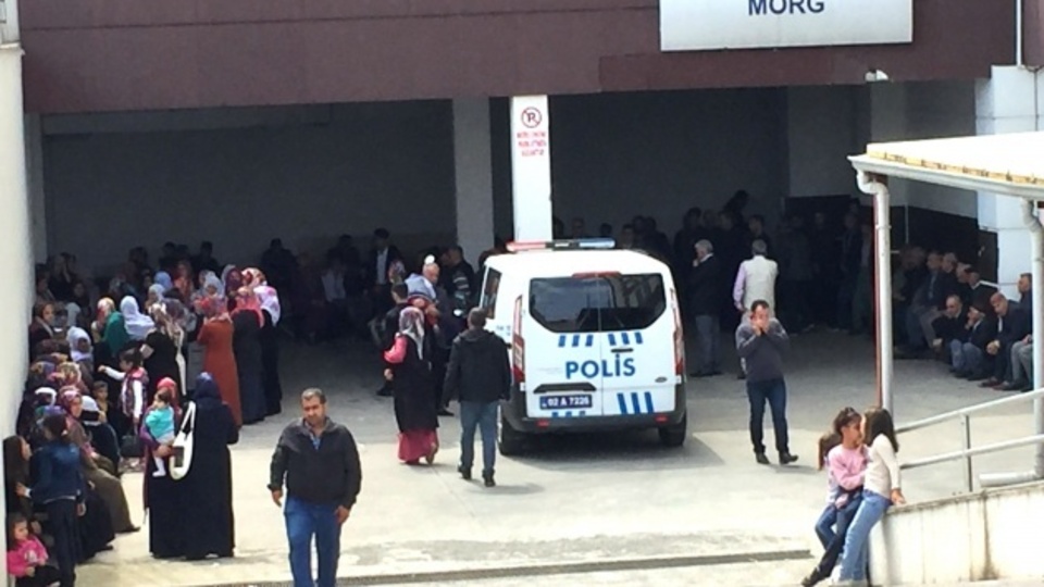 Okul servisine bakarken balkondan düşen genç kız hayatını kaybetti