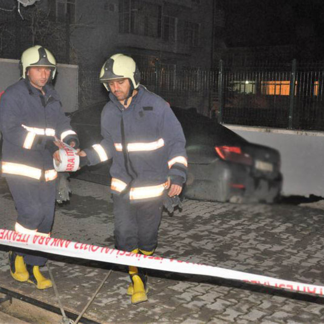 İstinat duvarı çöktü: 1 araç askıda kaldı