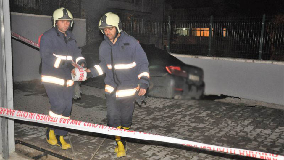 İstinat duvarı çöktü: 1 araç askıda kaldı
