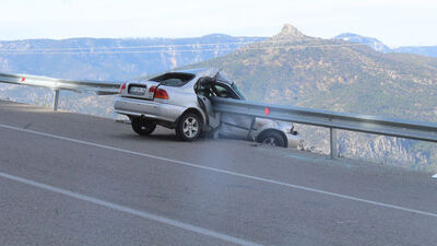 Uçuruma düşmekten bariyer kurtardı!