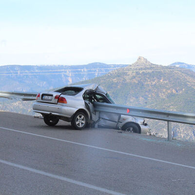 Uçuruma düşmekten bariyer kurtardı!