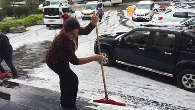 İzmir'de şaşırtan görüntü! Kazalar oldu, programlar iptal edildi