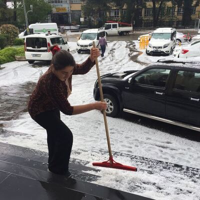 İzmir'de şaşırtan görüntü! Kazalar oldu, programlar iptal edildi