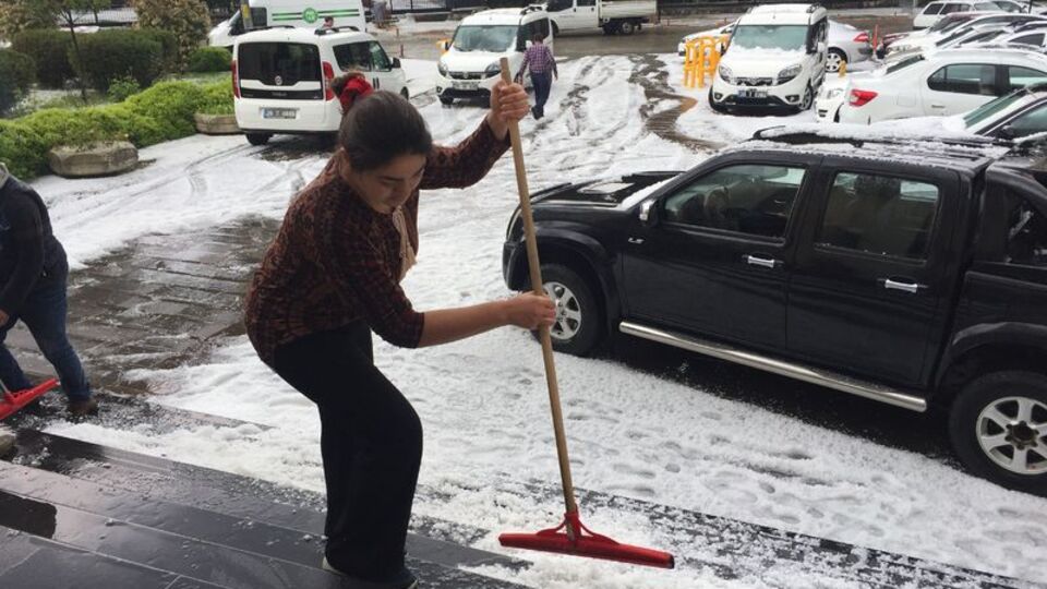 İzmir'de şaşırtan görüntü! Kazalar oldu, programlar iptal edildi