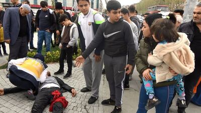 Karısını döven adamı böyle durdurdular!