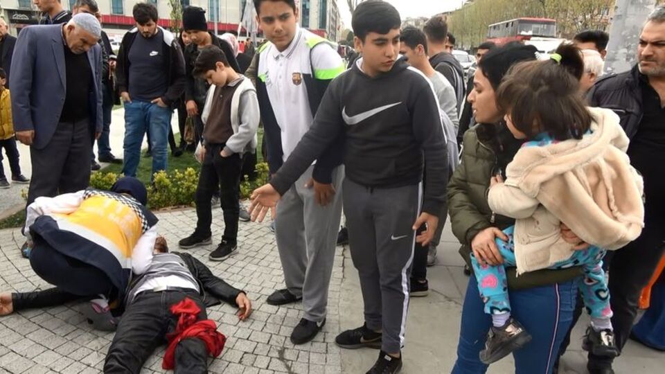 Karısını döven adamı böyle durdurdular!