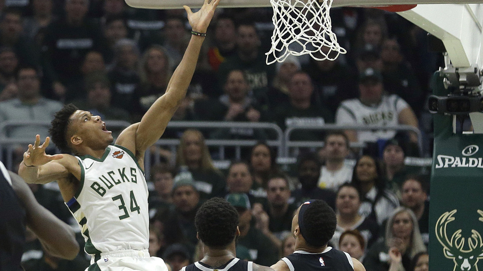 Bucks, Pistons'ı rahat geçti