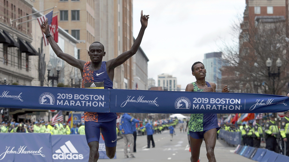 Boston'da zafer Cherono'nun