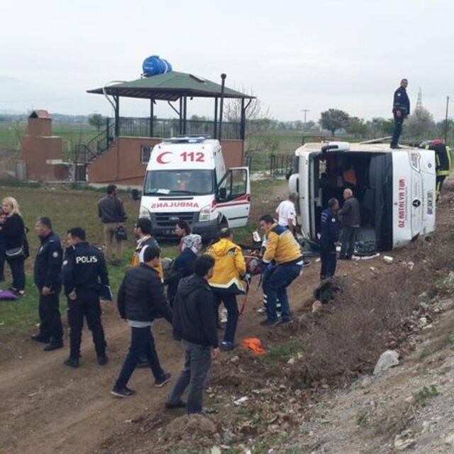 Otobüsü devrildi! 34 kişi yaralandı!