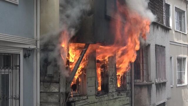 Beyoğlu'nda bir bina yangında çöktü