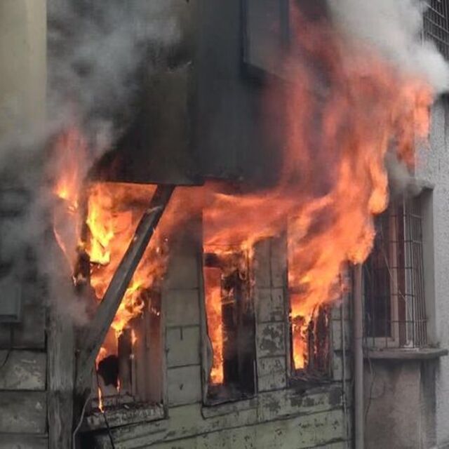 Beyoğlu'nda bir bina yangında çöktü