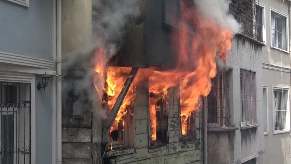 Beyoğlu'nda bir bina yangında çöktü