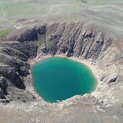 Nazar boncuğuna benziyor "Dibini gören yok"