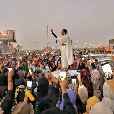 Sudan'daki gösterilere damga vuran Alaa Salah Habertürk'e konuştu