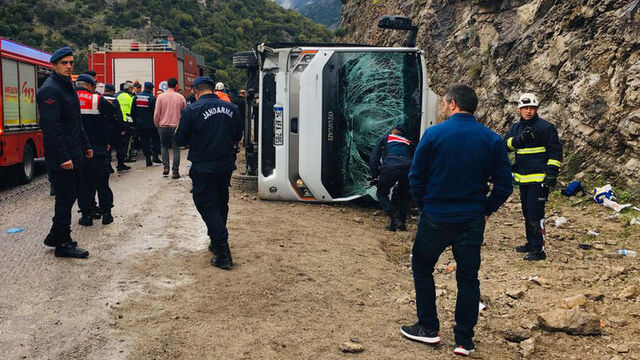 Midibüs devrildi! 2 ölü 15 yaralı