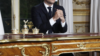 Macron: Notre Dame'ı 5 yılda yeniden yapacağız