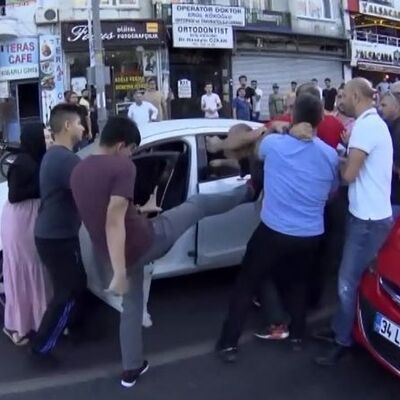 Yol ortasında tekme tokat kavga