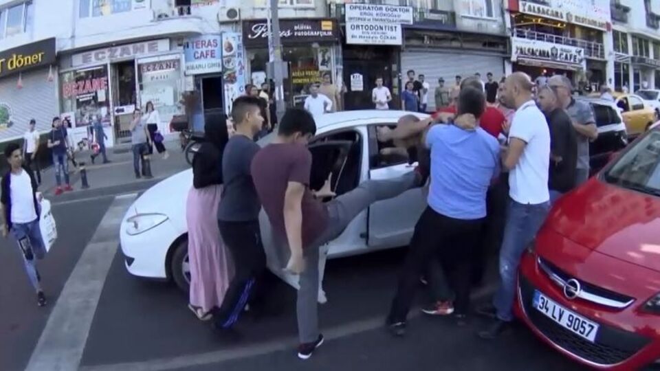 Yol ortasında tekme tokat kavga