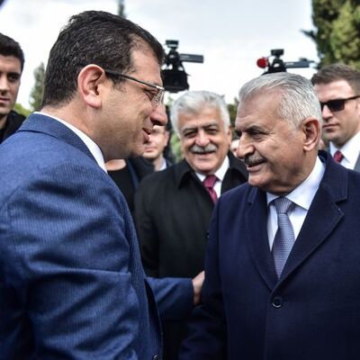 Anma töreninde karşılaştılar