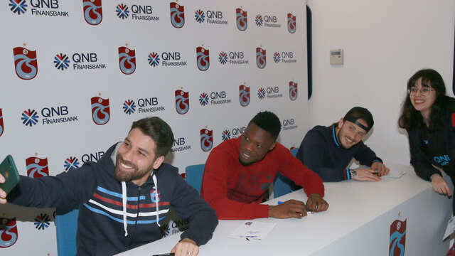 Futbolcular imza gününe katıldı