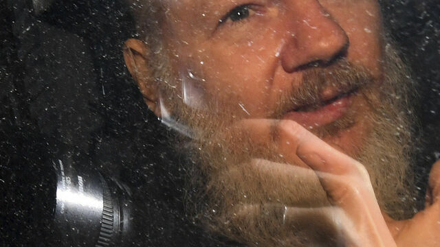 Assange 'dışkı' yüzünden teslim edilmiş!