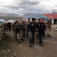 Köydeki evler ve ahırlarla tüm dağlık alan aranıyor