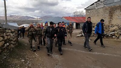 Köydeki evler ve ahırlarla tüm dağlık alan aranıyor