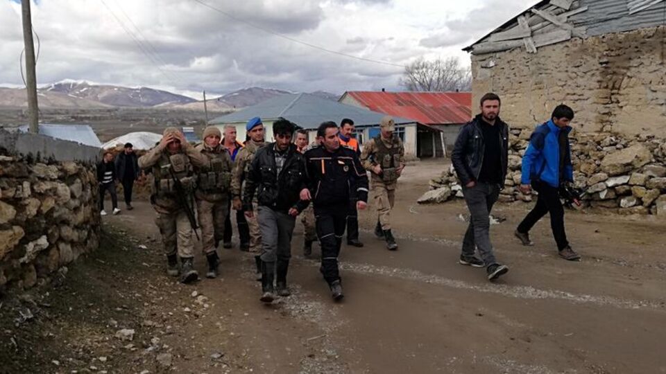 Köydeki evler ve ahırlarla tüm dağlık alan aranıyor