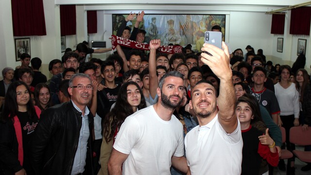 Mevlüt Erdinç'ten öğrencilere gol sözü