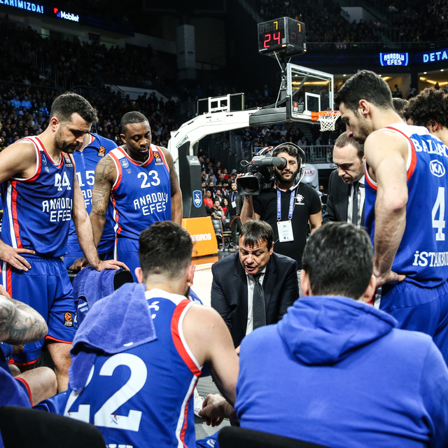 Anadolu Efes evinde kaybetti