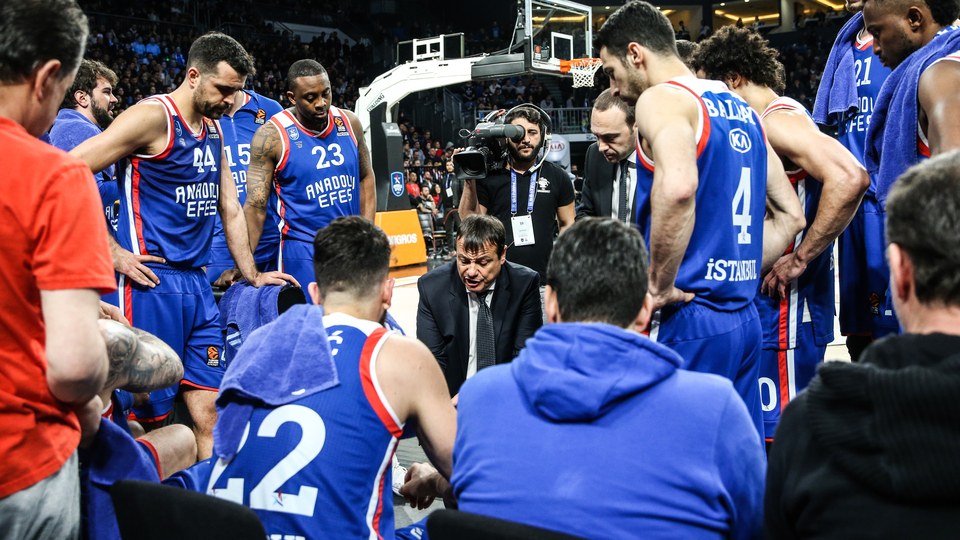 Anadolu Efes evinde kaybetti