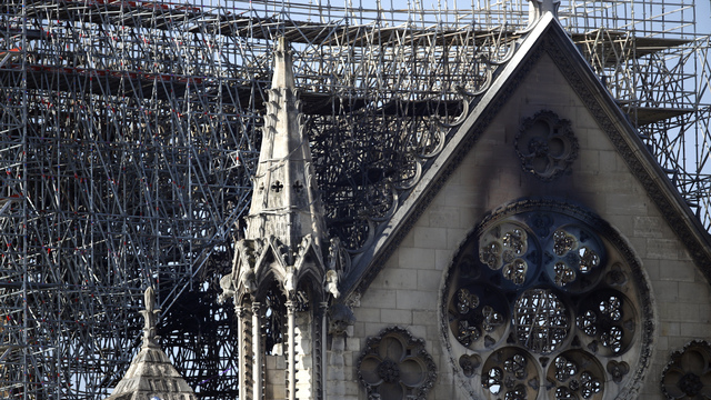 Notre Dame'ı ihya etmek laikliğe sığar mı?