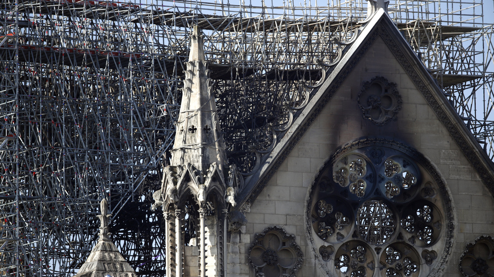 Notre Dame'ı ihya etmek laikliğe sığar mı?