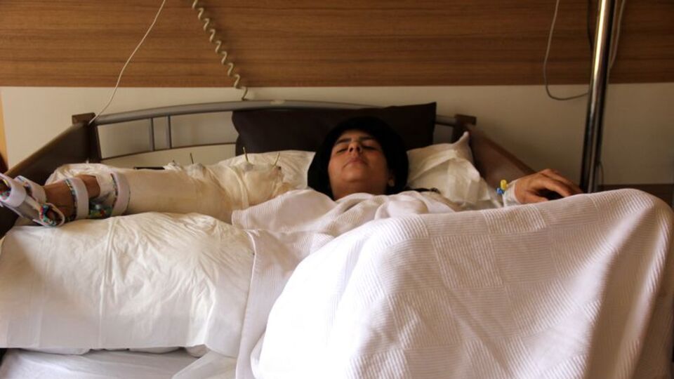 Tarlada feci olay! Eşarbını kurtarmak isterken...