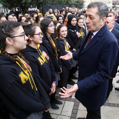 "Müdür mü büyük, bakan mı?"