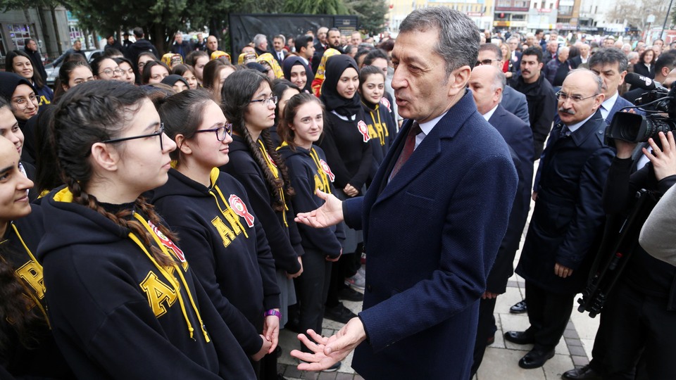"Müdür mü büyük, bakan mı?"